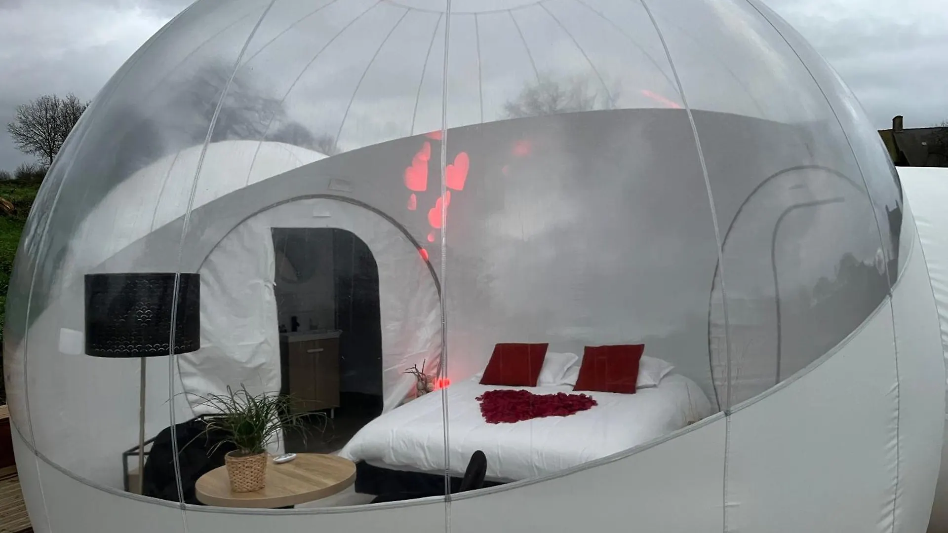 Bed and Breakfast Bubble Jade à Val-Couesnon 0*,  France